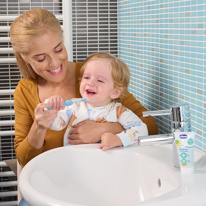 Pulizia dentini e gengive neonato: quando iniziare a lavare i denti ai bambini